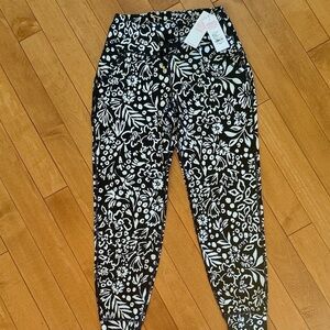 NWT Lilly Pulitzer Luxletic Mid Rise Jogger Noir Purrfect Pounce